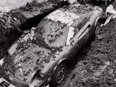 Jugaban en un jardín y encontraron un Ferrari Dino enterrado