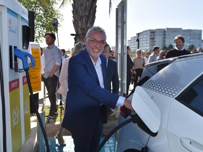 En Tigre, Julio Zamora acompañó a Shell en la inauguración del primer surtidor para autos eléctricos del país