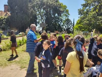 Prohuerta y el colegio Marín se unen en una experiencia educativa al aire libre que combina la acción colectiva y el voluntariado de grandes y chicos