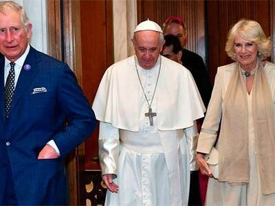 La pareja real británica junto al papa Francisco.